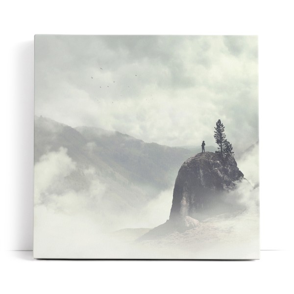 Ein Mann auf Berggipfel Berge Wolken Felsen Nebel