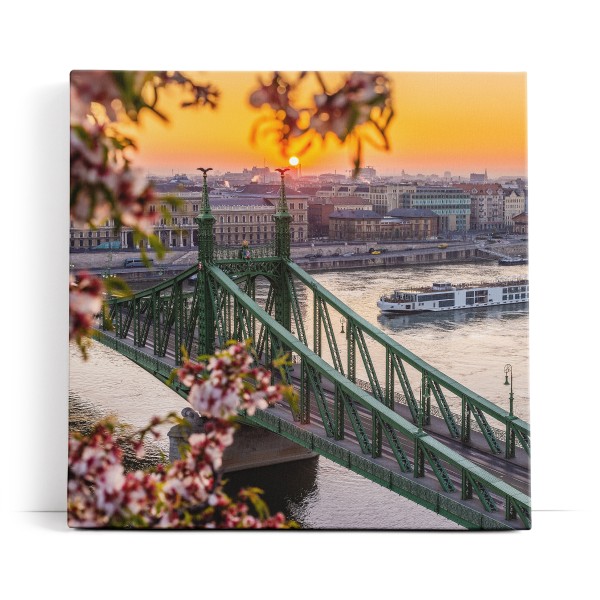 Freiheitsbrücke Budapest Ungarn Kanal Schiffe Sonnenuntergang