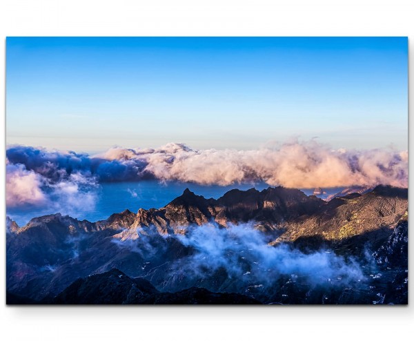 Berge mit weißen und rosa Wolken - Leinwandbild