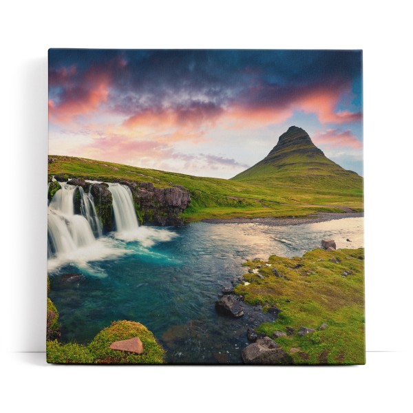 Island Kirkjufellsfoss Landschaft Berge Grün Wasserfall